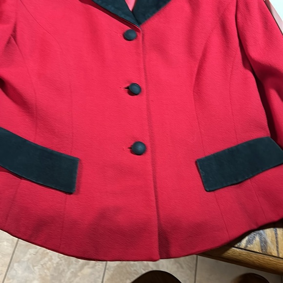 EVAN PICONE 2piece suit. Size 16, 💯 % wool. Red with black velvet trim. - Picture 8 of 15